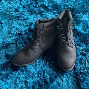 Lace up Black boots 7.5